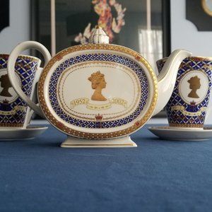 Sadler Teapot Queen Elizabeth II 1952-2002 Golden Jubilee w/ cups & saucers